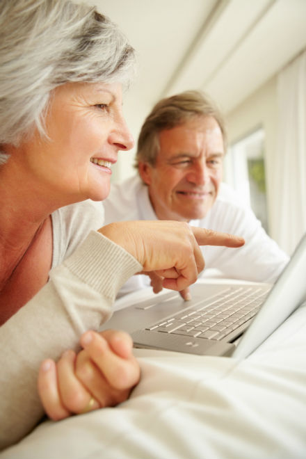 älteres Ehepaar am Computer