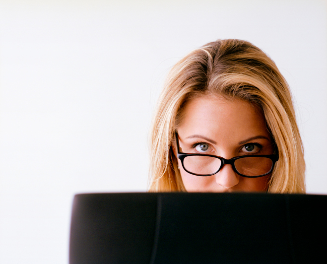 Frau arbeitet am Laptop