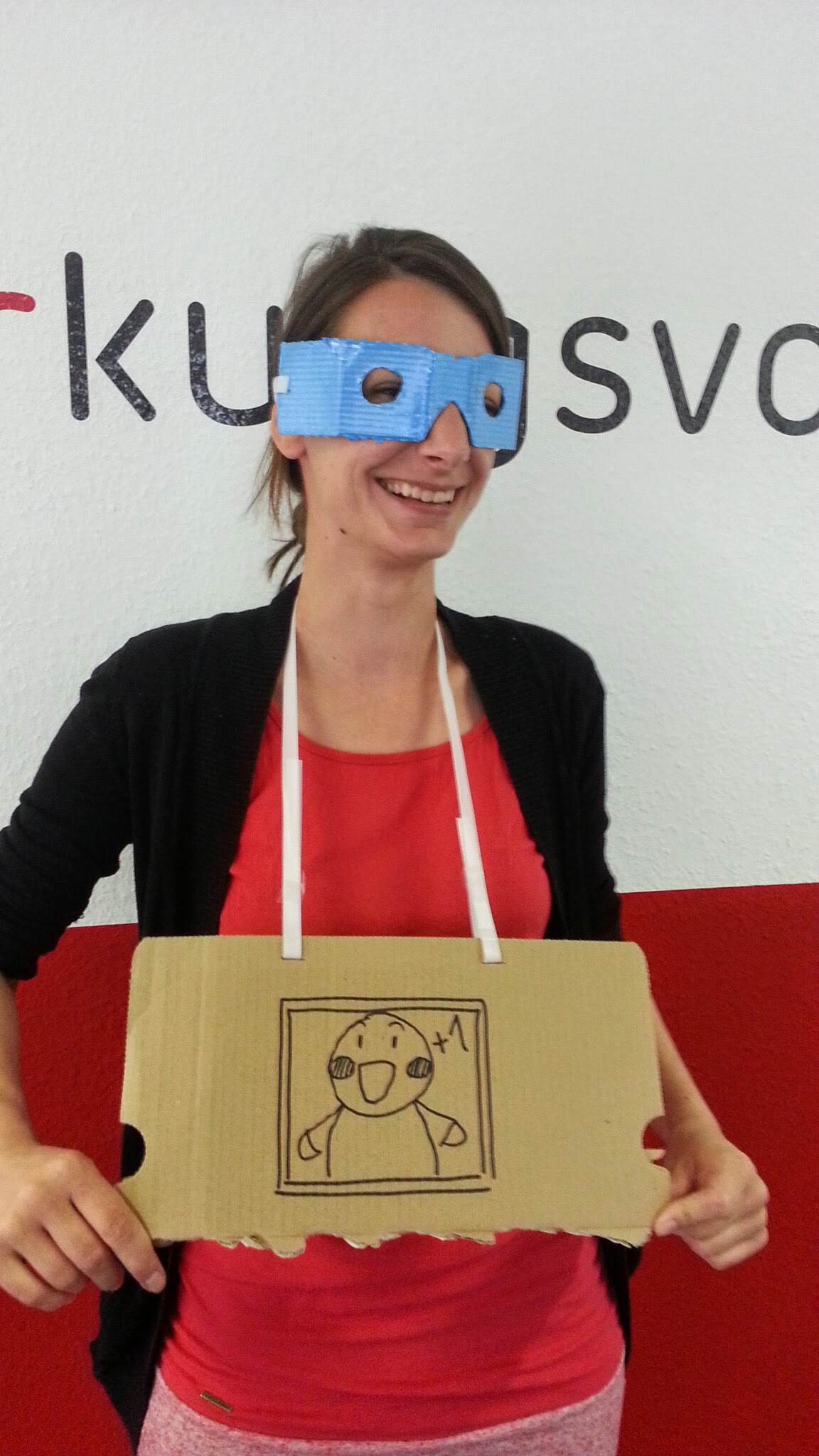 Ines als Cardboard-Tester