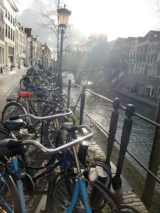 Fahrräder am Kanal in Utrecht