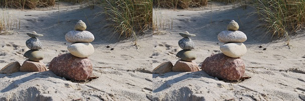 Zwei Bilder von Steinen am Strand mit unterschiedlichen Dateigrößen