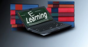 Laptop mit E-Learning auf dem Bildschirm