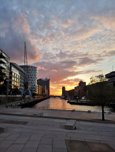 Hafencity Hamburg in der Abenddämmerung