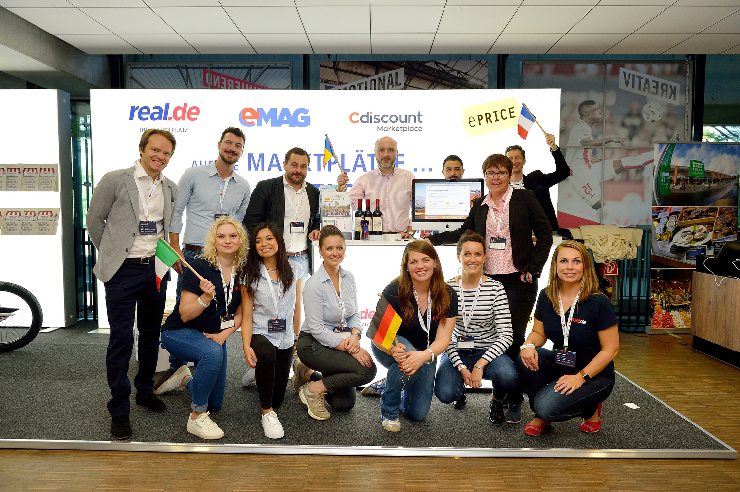 Ein Gruppenfoto einiger Aussteller des e-Commerce-Days 2018. 