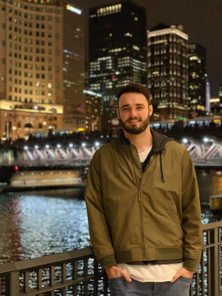 Benjamin vor dem Chicago River