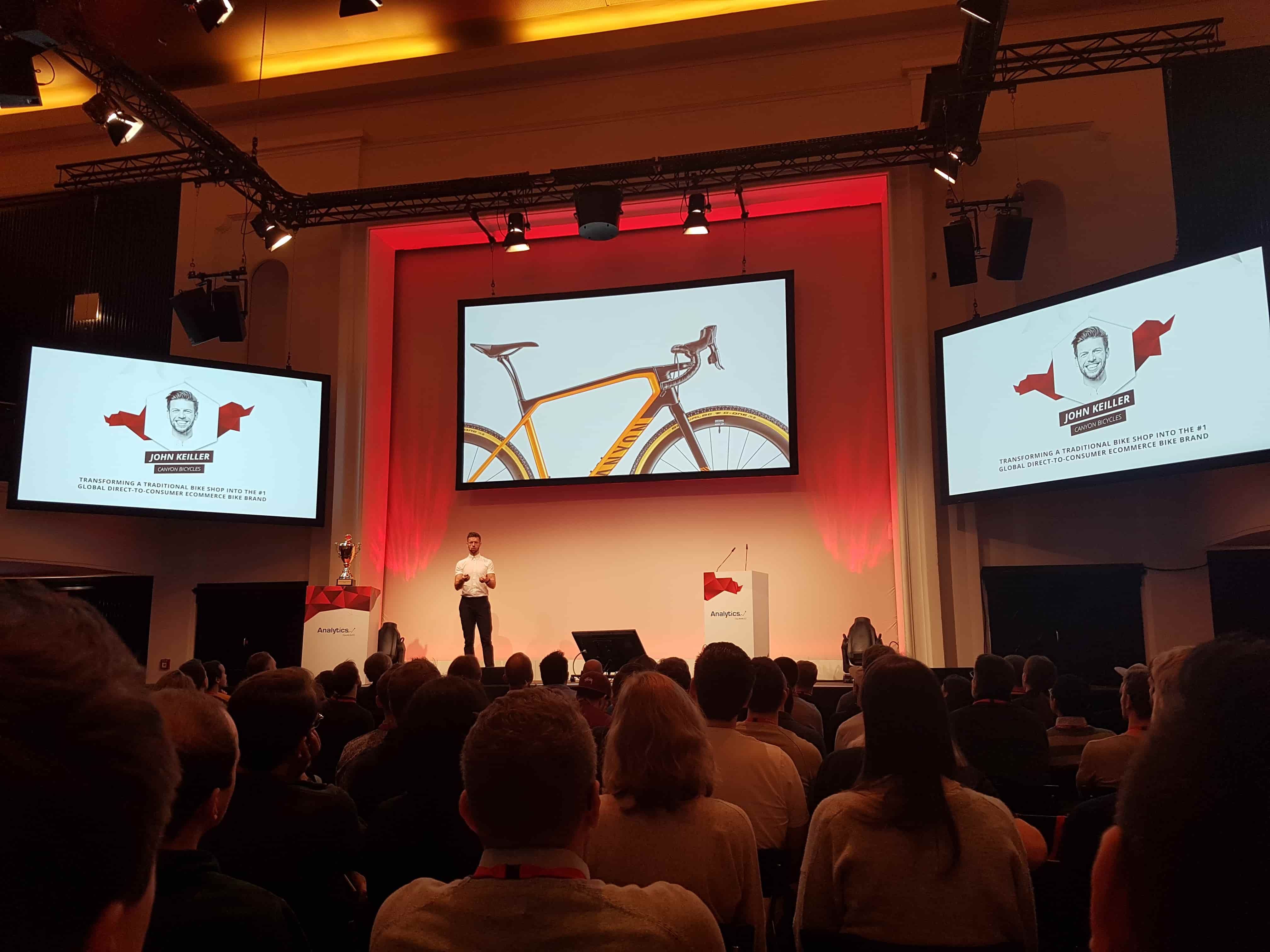 John Keiller hält auf der Analytics Summit 2019 ein Vortrag über das Thema "transforming a traditional bike shop into the #1 global direct-to-consumer ecommerce bike brand".