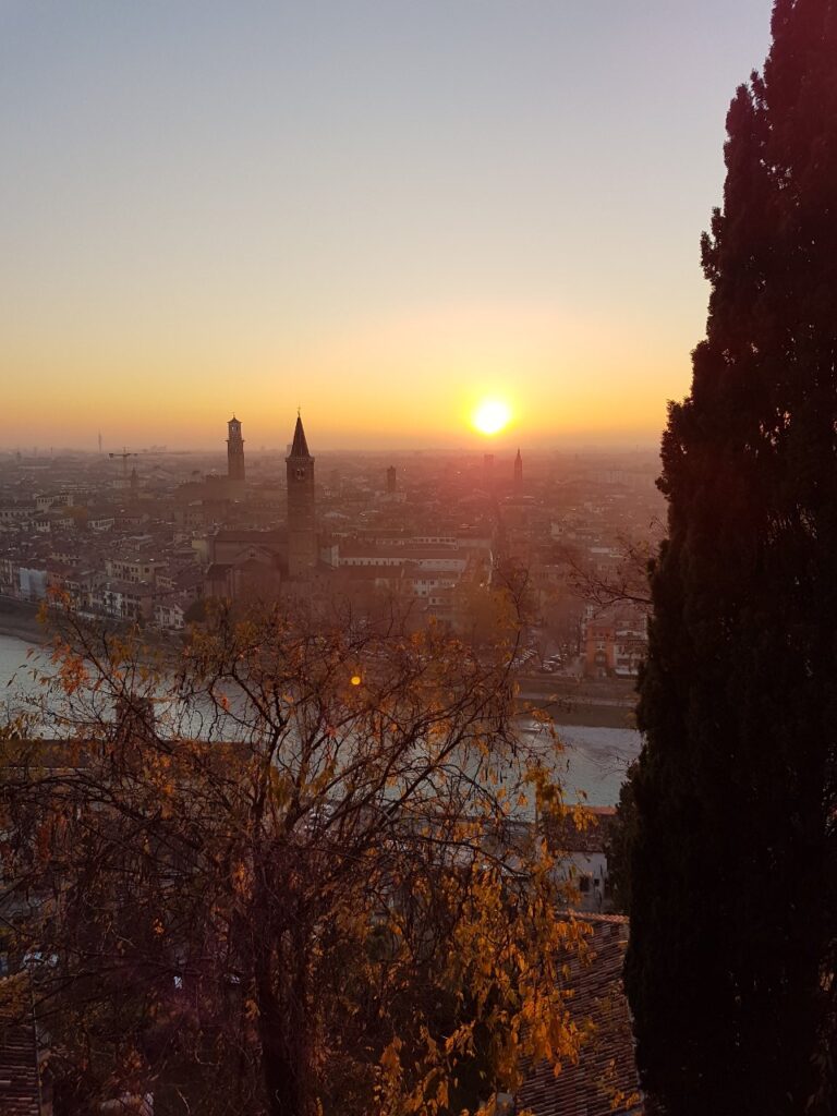 Sonnenuntergang über den Dächern von Verona