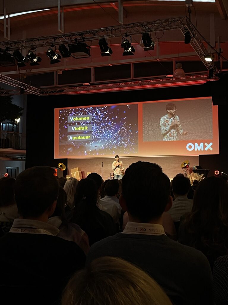 Robert Seeger während seiner Keynote auf der Bühne der OMX.