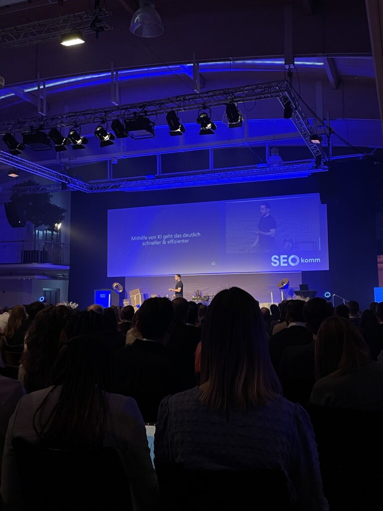 Bastian Grimm während seiner Keynote auf der SEOkomm.