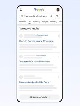 Mobile Google-Suche nach E-Auto-Versicherung, Sponsored Results mit Strongest Match markiert